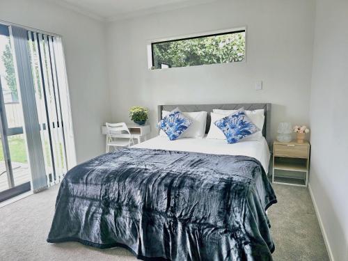 汉密尔顿Hillcrest Home的一间卧室配有一张带蓝色枕头的大床