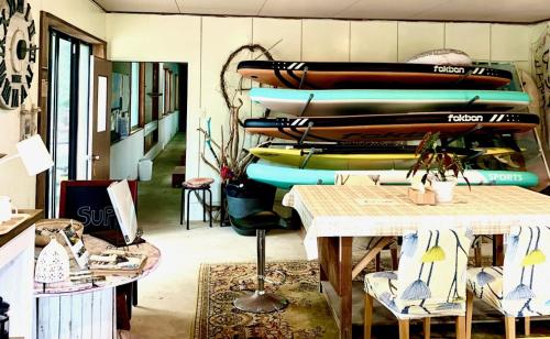 Kanzaki Beach House的墙上有一堆冲浪板的房间