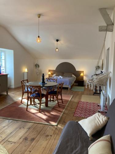 圣艾蒂安德拜戈里Maison Graciateguy的客厅配有桌椅和1张床