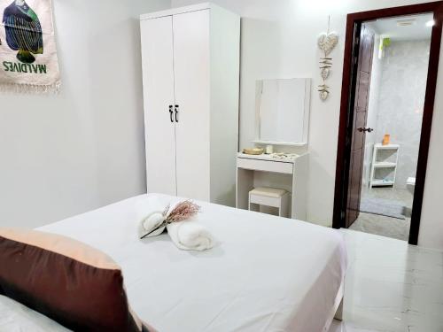 丹格迪Amore Apartment, Maldives的白色的客房配有一张带镜子的床
