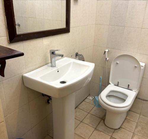 桑给巴尔萨尔姆公主宾馆的一间带水槽和卫生间的浴室