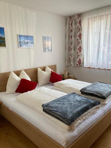 丰塔内拉Berg Aparts Faschina Top 7的卧室内的两张床和枕头
