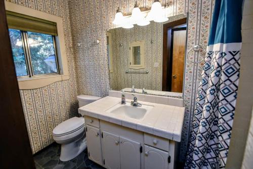 阿诺德Casa Cazadores的一间带水槽、卫生间和镜子的浴室