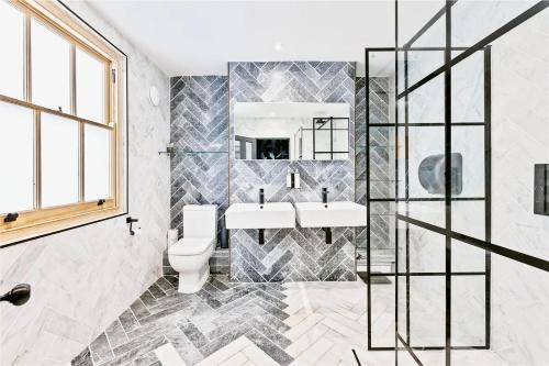 布莱顿霍夫Stylish, Central, North Laine, Newly Decorated的一间带两个盥洗盆和卫生间的浴室