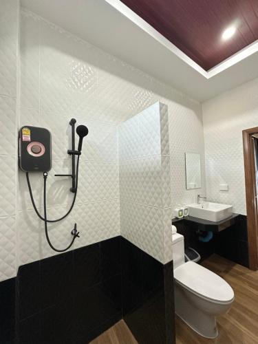 班奥南矛Mega Pool Villa,Aonang的带淋浴、卫生间和盥洗盆的浴室