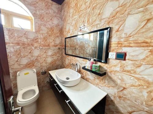 Kiembi SamakiThe O.C Luxury Rooms的一间带水槽、卫生间和镜子的浴室