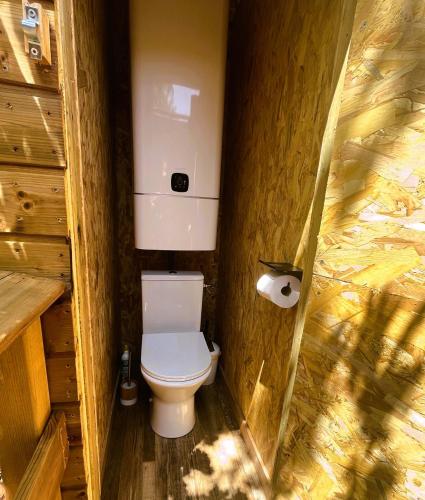 RocbaronDodôme Véga Provence étoilée的木墙浴室设有卫生间