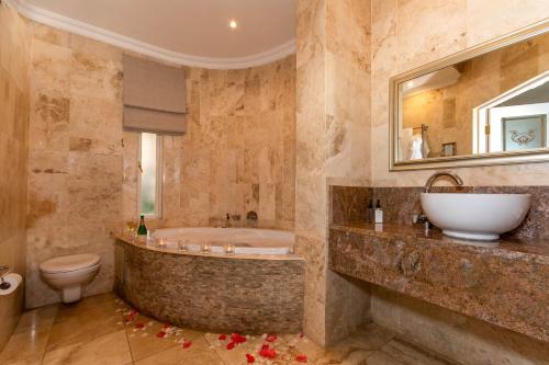 德尔斯特鲁姆沃克尔森斯酒店及Spa的带浴缸、卫生间和盥洗盆的浴室