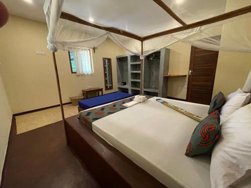 帕杰Diana Place的一间卧室配有一张带天蓬的大床