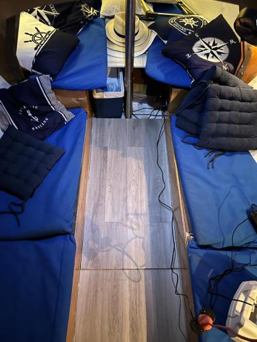 里加Botnia Mini Racer的一组配有蓝色床单和枕头的两张单人床
