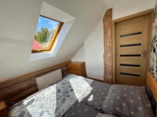 SólPod Smrekami的一间小卧室,配有床和窗户