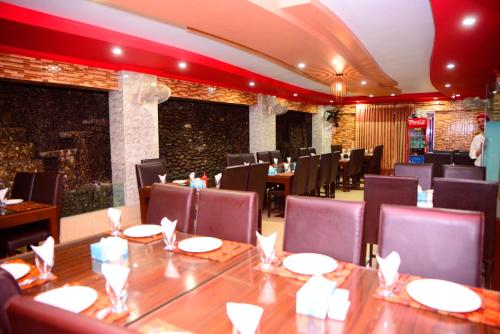 穆扎法拉巴德Mir Continental Hotel & Restaurant的一间带桌椅的用餐室