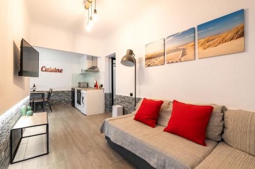 滨海普雷米亚Beach Apartment, next to the sea的带沙发和红色枕头的客厅