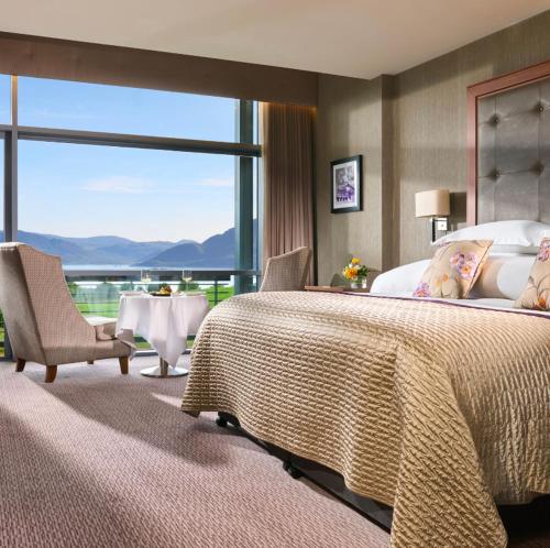 基拉尼阿多伽海茨温泉酒店的一间卧室设有一张大床和一个大窗户