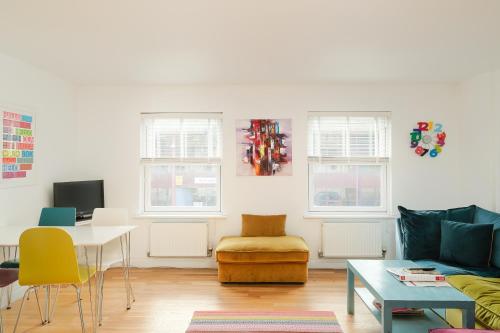巴斯巴斯布利克斯公寓的客厅配有沙发和桌子