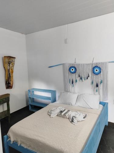 CanguaretamaHospedaria Arte Sagrada的一间卧室配有蓝色眼睛的床