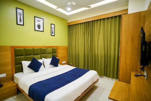 艾哈迈达巴德Hotel Suncity的一间卧室设有一张大床和一个窗户。