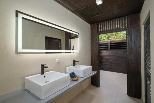 Five Islands VillageHawksbill Resort Antigua - All Inclusive的一间带两个盥洗盆和大镜子的浴室
