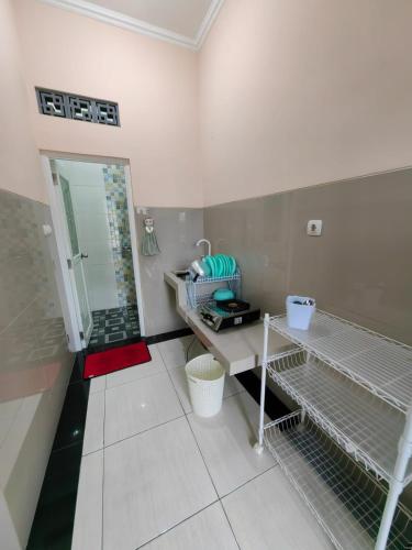 pondok Syariah Hadikusuma的浴室配有盥洗盆和带镜子的淋浴