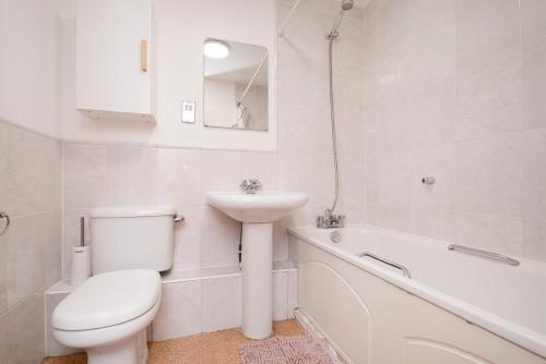 伦敦2 Bed 2 Bath Close to Big Ben的浴室配有卫生间、盥洗盆和浴缸。