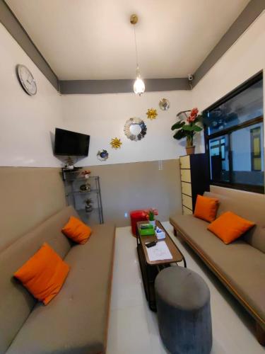 Pondok Syariah Hadikusuma的客厅配有沙发和桌子