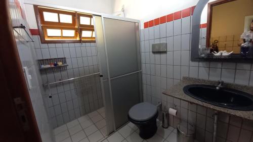 弗洛里亚诺波利斯Casa Vista Panorâmica的一间带卫生间和水槽的浴室