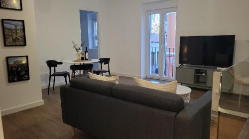 德尼亚La Esquina的客厅配有沙发和桌子