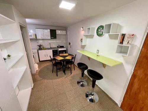 科尔多瓦Green Depto的一间小厨房,内设桌椅