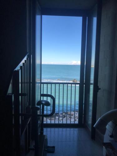 莫尔费塔Aquamarine的客房设有海景阳台。