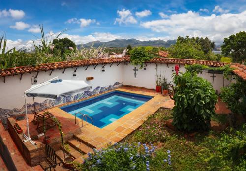 巴里查拉Hotel Casa El Mandarino By MH的享有带游泳池的外部景致