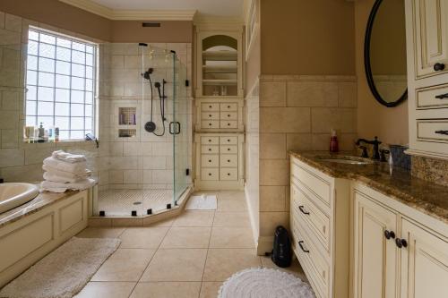 斯普林菲尔德Exquisite Victorian的带淋浴和盥洗盆的浴室