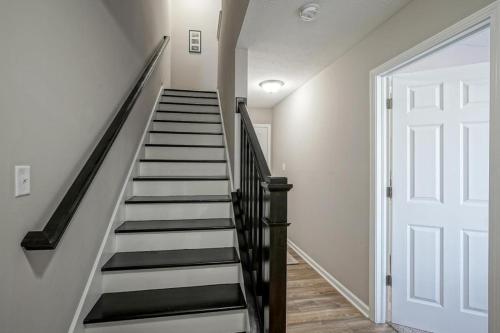 印第安纳波利斯Carlena Massage Center的白色墙壁和白色门的楼梯