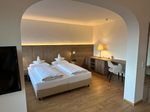 布鲁尼科尹特霍伯皇家酒店的一间卧室配有一张大床和一张书桌