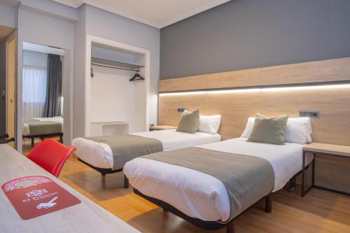 萨拉戈萨AZ Hotel El Príncipe的酒店客房配有两张床和一张书桌