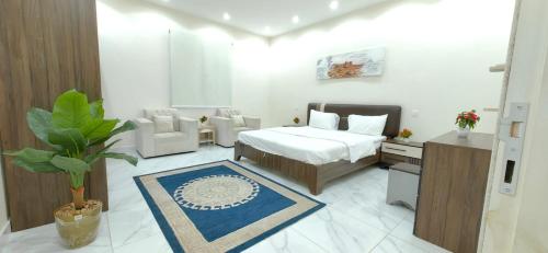 雷伊斯اوس الحجاز的一间卧室配有一张床和一张书桌