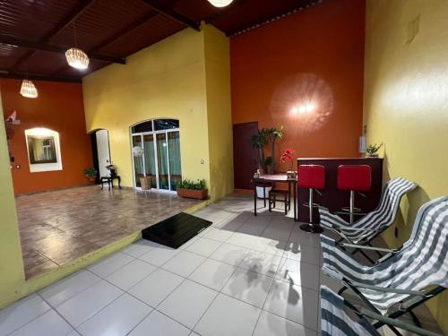 瓦哈卡市Alojamientos OHANA的大堂设有红色和黄色的墙壁和桌椅