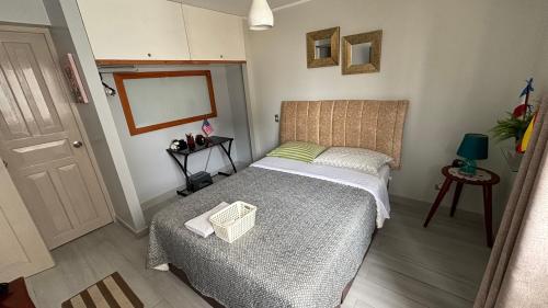 利马Departamento en Miraflores con Surquillo的一间小卧室,卧室内配有一张床铺