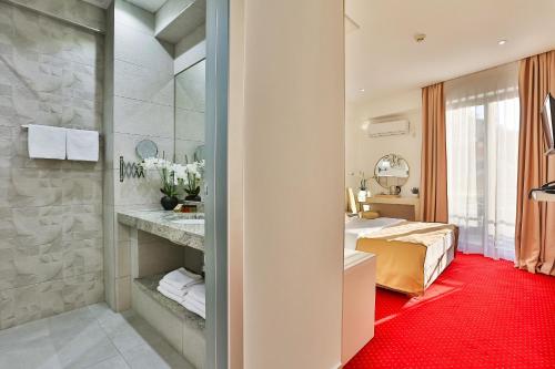 布德瓦Hotel La mer的一间酒店客房 - 带一张床和一间浴室