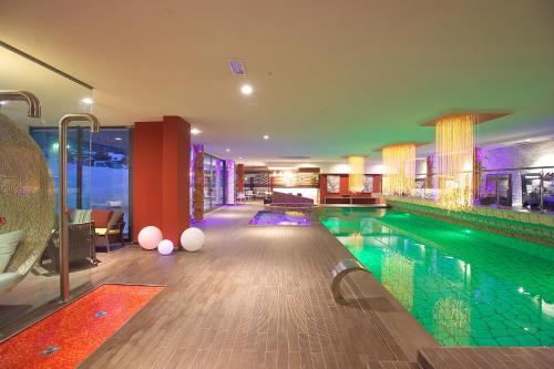 摩德纳迪-坎皮格里奥欧贝洛斯雷设计酒店的游泳池,位于酒店带游泳池的房间内