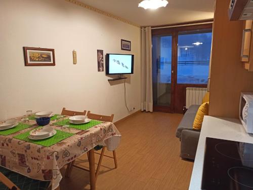 布勒伊-切尔维尼亚Fagus Cervinia apartment Vda Vacanze in Vetta CIR 0206的一个带桌子和电视的小客厅