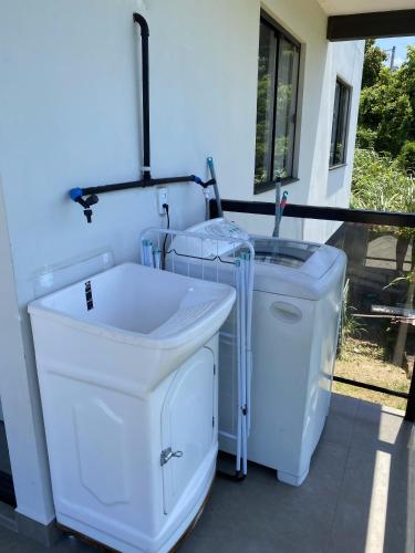 塞尔苏拉穆斯州长镇Casa Vista Mar的一间带两台洗衣机和水槽的浴室