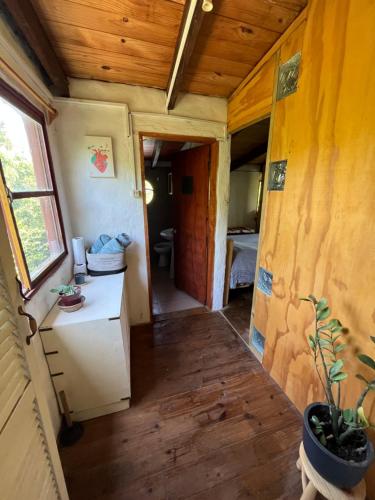 皮里亚波利斯Habitación con baño privado y cama doble的享有小房子内部景色,设有浴室