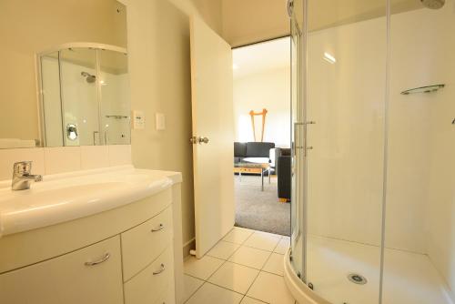 吉斯伯恩大洋海滩汽车旅馆的一间带水槽和淋浴的浴室