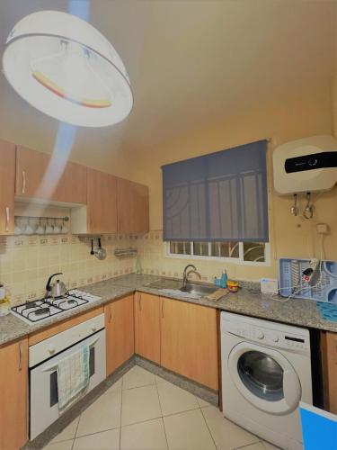 阿加迪尔JIH SAKN的厨房配有洗衣机和洗碗机。