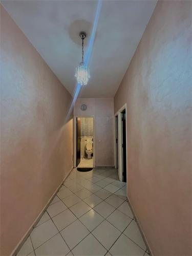 阿加迪尔JIH SAKN的天花板上带吊灯的空走廊