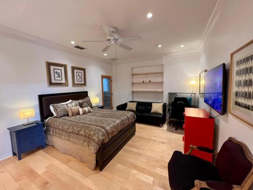 Lake AlfredThe Signature Orange Grove Suite的一间大卧室,配有一张床和一张沙发