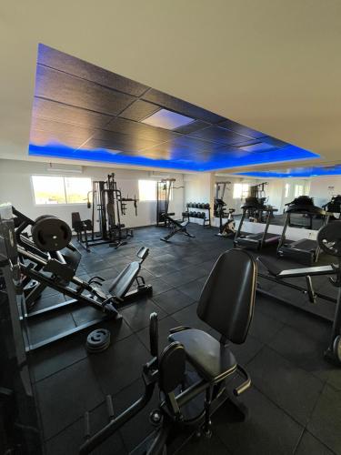 莫索罗Studio Moderno Westfit的健身房拥有许多跑步机和机器