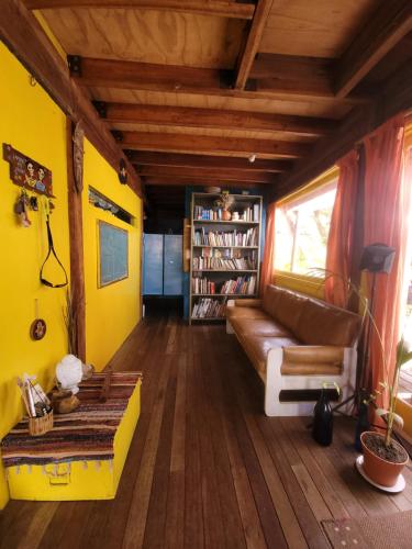 La AguadaCasa Encantada Guest House的带沙发和书架的客厅