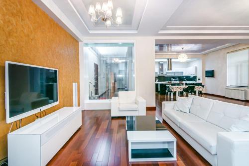巴库Vip Apartment Zanzibar的客厅配有白色沙发和电视