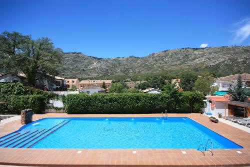 阿罗约弗里奥蒙大拿日卡索拉乡间酒店的一座山地游泳池